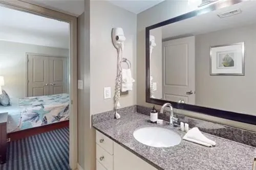 Modern Decor Stunning Ocean View Condo Sleeps 8 photo 9