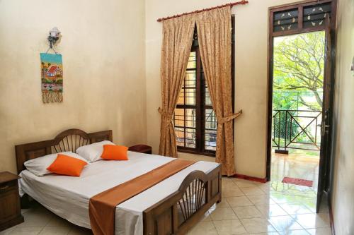 una camera con un letto e una grande finestra di Mahaweli View Bungalow a Kandy