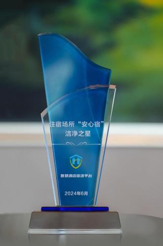a blue award trophy sitting on top of a table at Courtyard by Marriott Hangzhou Qianjiang in Hangzhou