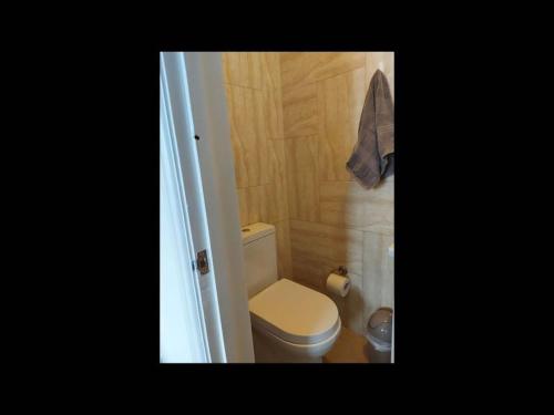 a small bathroom with a toilet in a room at Apple House Wembley -Double Ensuite in Edgware