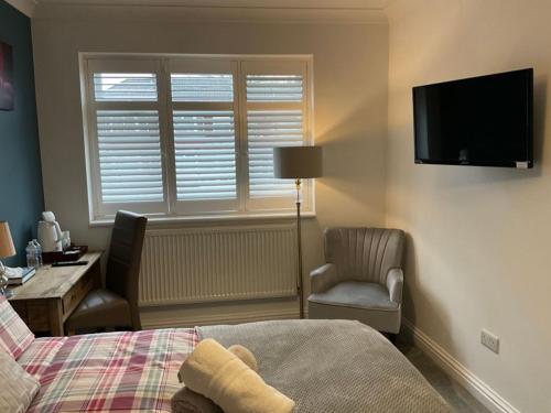 TV a/nebo společenská místnost v ubytování Room in Guest room - Apple House Wembley