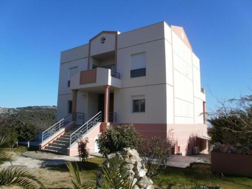 Το κτήριο όπου στεγάζεται  η βίλα