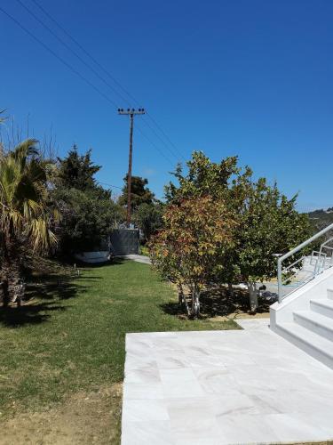 Κήπος έξω από το Villa Serenity a luxury relaxing retreat with swimming pool in Kymi Euboea