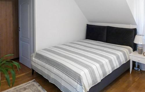 Ένα ή περισσότερα κρεβάτια σε δωμάτιο στο Amazing Home In Pisz With Wifi