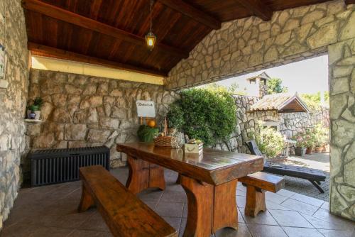 Roža in Sveti Bartol (Haus für 2-3 Personen)