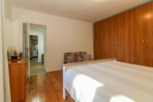 Roža in Sveti Bartol (Haus für 2-3 Personen)