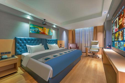 a hotel room with a large bed and a desk at Meihao Mingyue Hotel International Finance City Keyun Road Metro Branch in Guangzhou