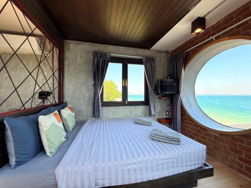 Łóżko lub łóżka w pokoju w obiekcie C smile samed resort