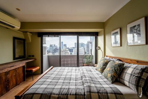 En eller flere senge i et værelse på PEONY Rustic Apartment Sukhumvit, Nana BTS