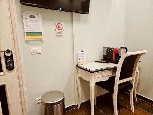 a small table with a coffee maker on top of it at Ai Poeti in Brescia