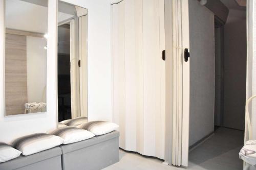 a dressing room with a bench with a mirror at Maison 4 pièces - Gruissan AY050-097 in Vires