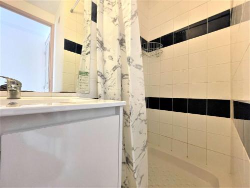 a bathroom with a sink and a shower at Maison Studio Mezzanine - Gruissan Ayguades AY060-A71 in Vires