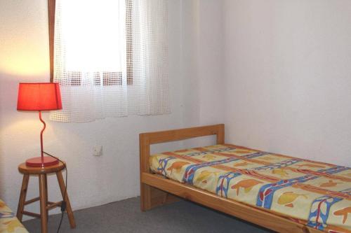 - une chambre avec un lit, une lampe et un tabouret dans l'établissement Pavillon 3 pièces - Gruissan Ayguades AY060-056, à Vires