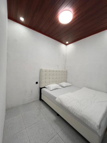 Кровать или кровати в номере Villa kumudini's 2