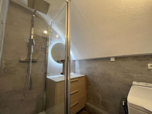 une salle de bain avec une douche, un lavabo et des toilettes dans l'établissement Appartement 3 pièces - Gruissan GN400-028, à Gruissan