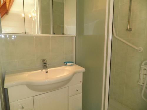 une salle de bain avec un lavabo et une douche dans l'établissement Appartement Studio Mezzanine - Gruissan GN070-542, à Gruissan