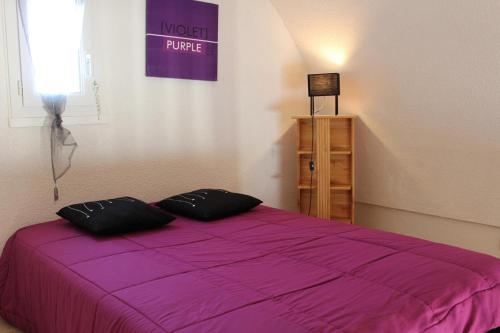 - une chambre avec un lit violet et 2 oreillers dans l'établissement Appartement Studio Mezzanine - Gruissan GN070-542, à Gruissan