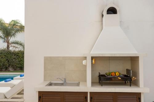 Πισίνα στο ή κοντά στο villa Ionion H32