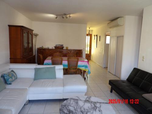 - un salon avec un canapé blanc et un lit dans l'établissement Superbe maison avec piscine privee St Cyprien, à Saint-Cyprien