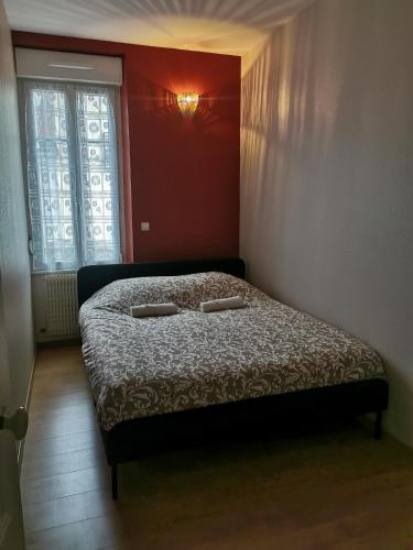 une chambre avec un lit dans une pièce avec une fenêtre dans l'établissement Charmant T3 Allées du Parc, à Dijon