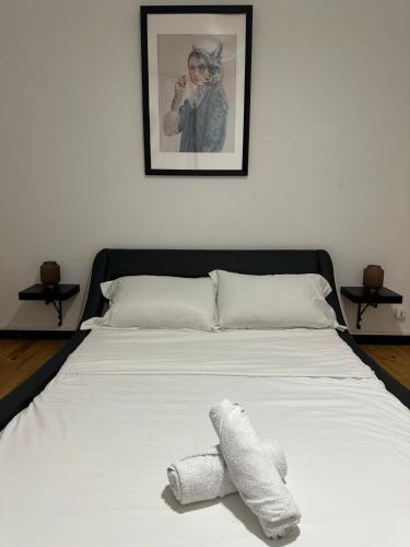 un ours en peluche blanc posé sur un lit dans l'établissement Calme et Sérénité, à Saint-Étienne