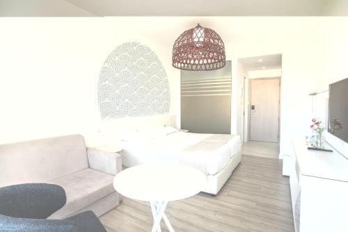 Televiisor ja/või meelelahutuskeskus majutusasutuses MARGADINA HOTEL