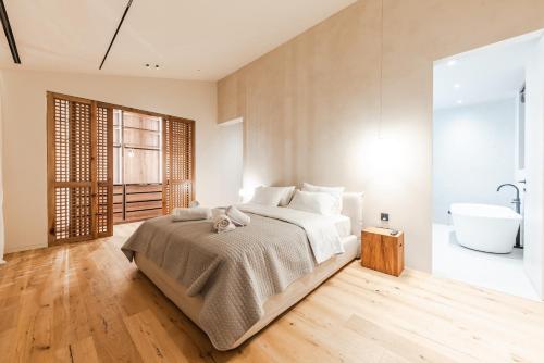 ティラナにあるJerina Mansionのベッドルーム(大型ベッド1台、バスタブ付)