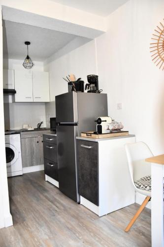 a kitchen with a refrigerator and a counter top at Élégant studio Gréoux Les Bains in Gréoux-les-Bains