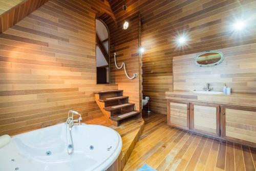 une salle de bain avec une baignoire blanche et un lavabo dans l'établissement Grande maison parc paysager fantastique vue mer plage a 600m a pied, à Paimpol