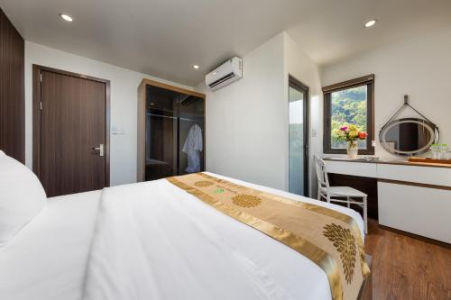 Кровать или кровати в номере Ecorest Villa Cat Ba Moutain View