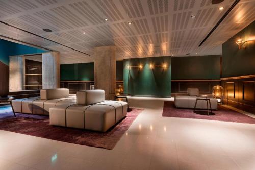 Χώρος καθιστικού στο Publica Isrotel, Autograph Collection