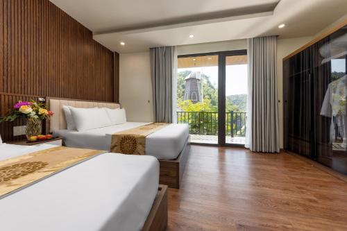 Кровать или кровати в номере Ecorest Villa Cat Ba Moutain View