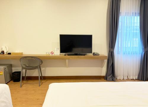 Телевизор и/или развлекательный центр в Icon Park Hotel, Chiang Mai- SHA Extra Plus
