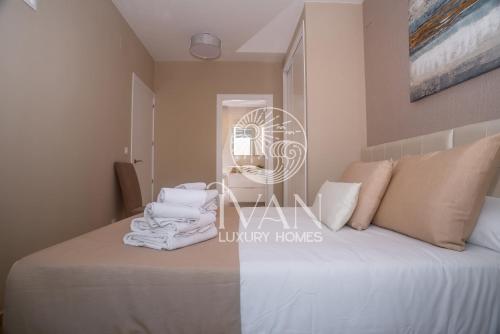 Postel nebo postele na pokoji v ubytování Casa Galiana Ivan Luxury Homes 5ªPlta Norte 1ªLínea