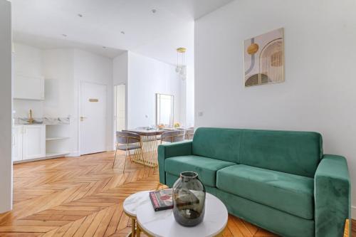 un salon avec un canapé vert et une table dans l'établissement Convivialité pour 8 personnes - Parc Monceau, à Paris