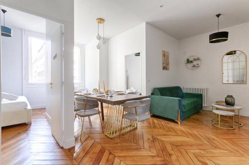 - un salon avec une table et un canapé vert dans l'établissement Convivialité pour 8 personnes - Parc Monceau, à Paris