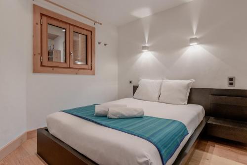 une chambre avec un grand lit avec deux oreillers dessus dans l'établissement La Cremaillere, à Sallanches