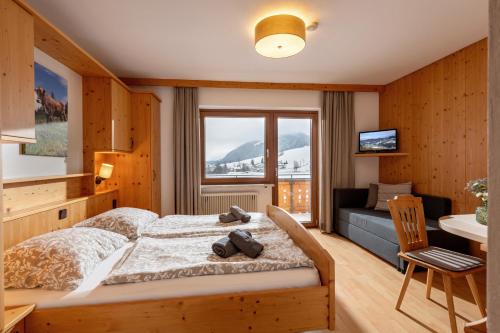 A bed or beds in a room at Gästehaus Anker