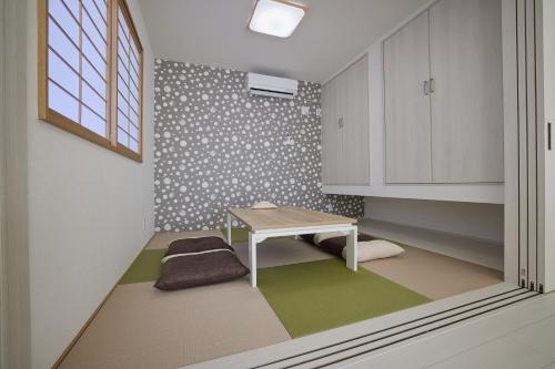 a small room with a table and a bench at MIYA HOUSE Funatsu A in Fujikawaguchiko