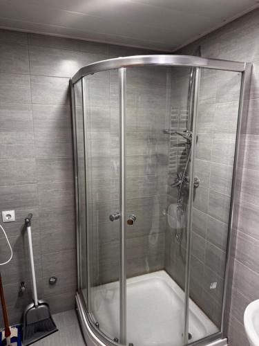 Ένα μπάνιο στο Cozy Bakuriani Apartment