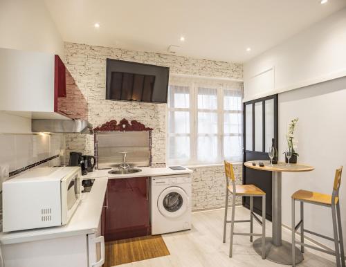 une cuisine avec laveuse et sécheuse dans l'établissement Le Joli Patio - Parking Inclus - Hypercentre, à Troyes