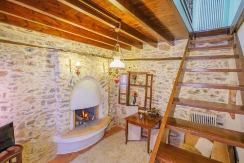 a stone bathroom with a tub and a fireplace at Palladio Hotel - Portaria in Portaria