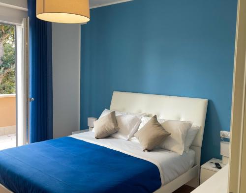 Ein Bett oder Betten in einem Zimmer der Unterkunft B&B e Apartment MARIA VITTORIA - Anzio Blue Horizon - 150 mt dal mare
