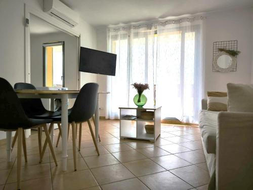 a living room with a table and a couch at Appartement T2 magnifique vue sur golf avec climatisation avec piscine in Saumane-de-Vaucluse