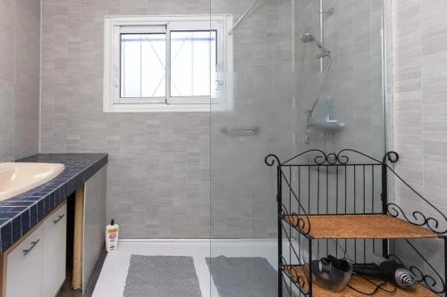 une salle de bain avec douche et lavabo dans l'établissement Maison ensoleillée avec piscine privée à Moliets-et-Maa, à Moliets-et-Maa