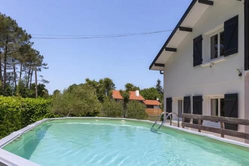 une piscine dans l'arrière-cour d'une maison dans l'établissement Maison ensoleillée avec piscine privée à Moliets-et-Maa, à Moliets-et-Maa