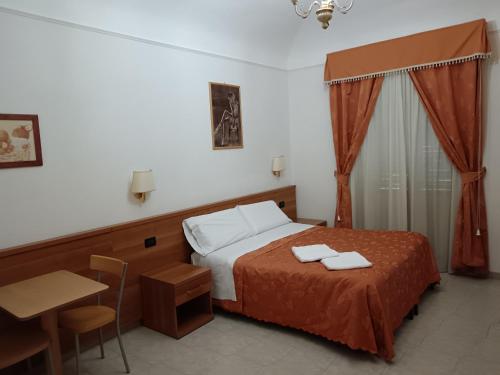 una camera da letto con un letto con due asciugamani sopra di Appartamento Privato Simone a Roma