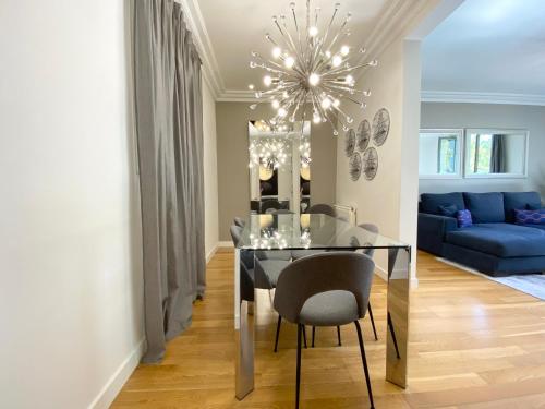 Spacious Elegant on Avenue Diagonal By MyRentalHost