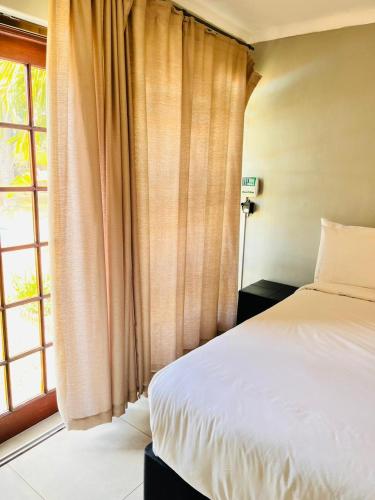 Katil atau katil-katil dalam bilik di William Nicol Apartments by Monte La Vue Hotels
