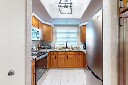 Dapur atau dapur kecil di Lakeshore At Andersen Springs #1144